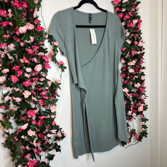 Francesca’s Alya Green V-Neck Wrap Blouse Women’s Large Sage Comfort - Picture 2 of 7